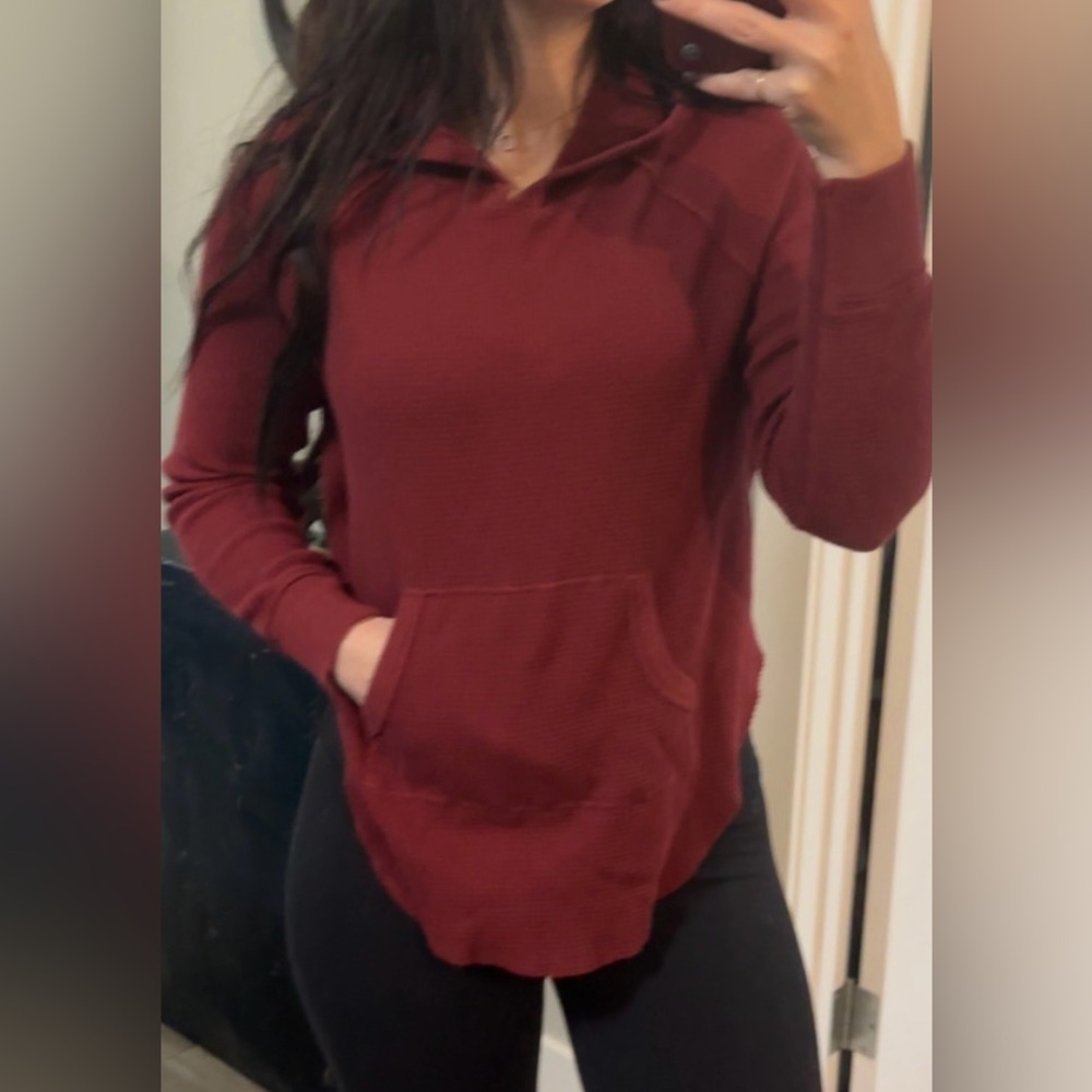 Aritzia Burgundy TNA waffle kangaroo pocket top